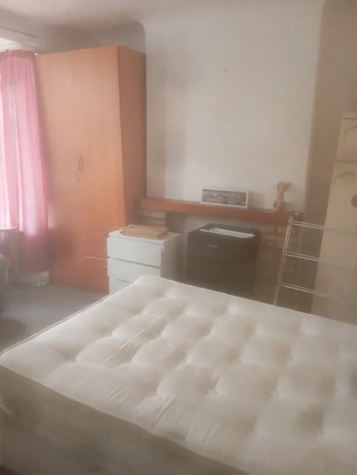 Room Bulstrode Avenue in Greater London