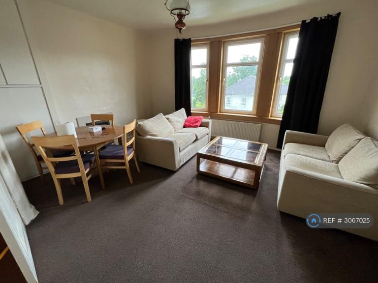 Flat Harefield Drive in Glasgow