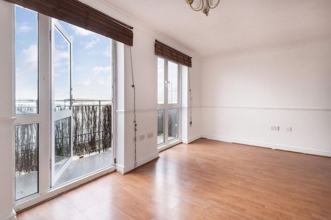 House Wharfside Close in Greater London
