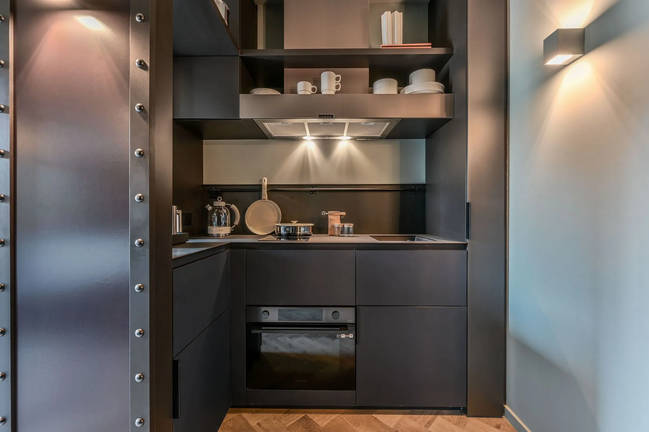 Flat Haydon Way in Greater London