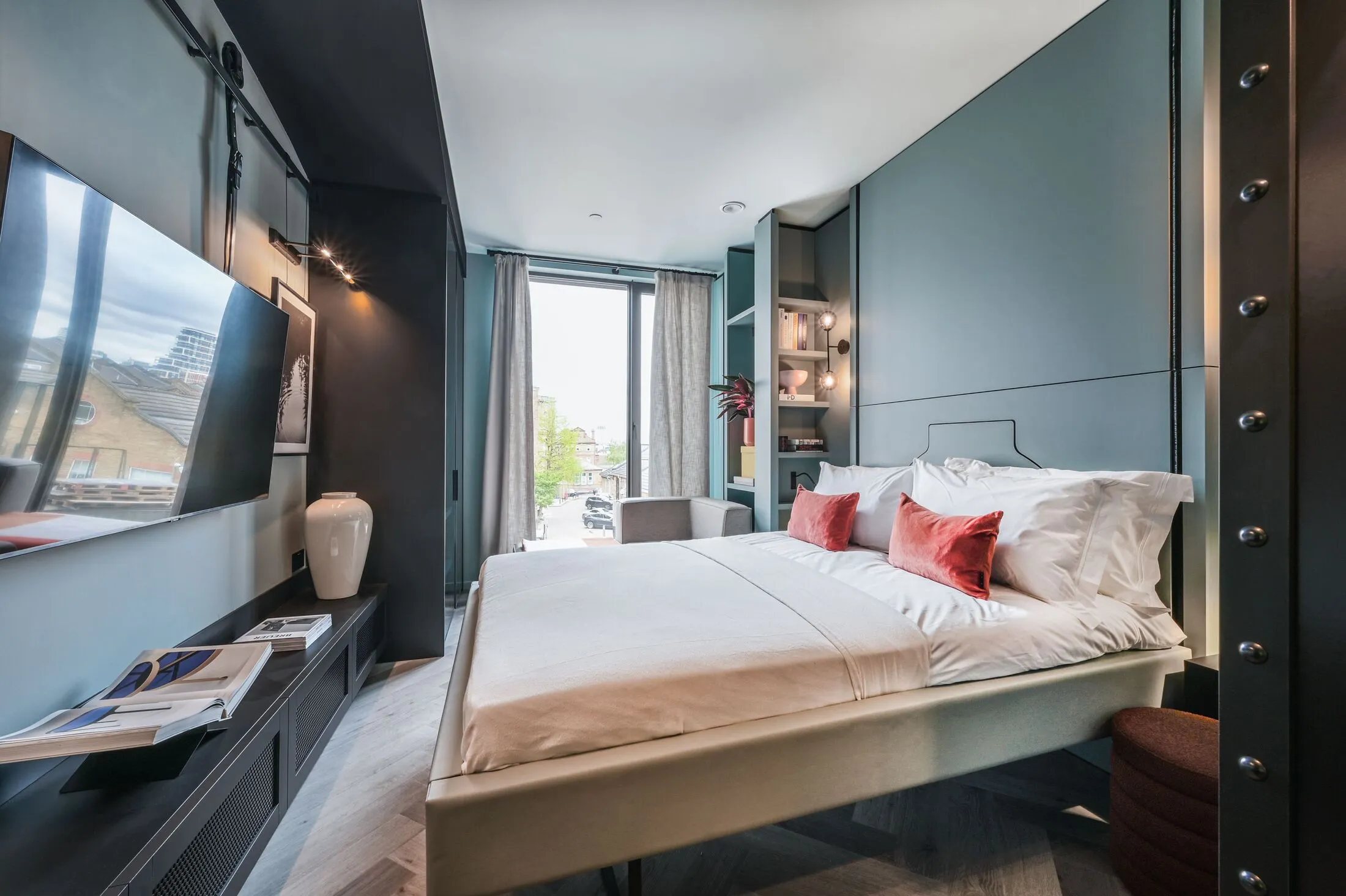 Flat Haydon Way in Greater London