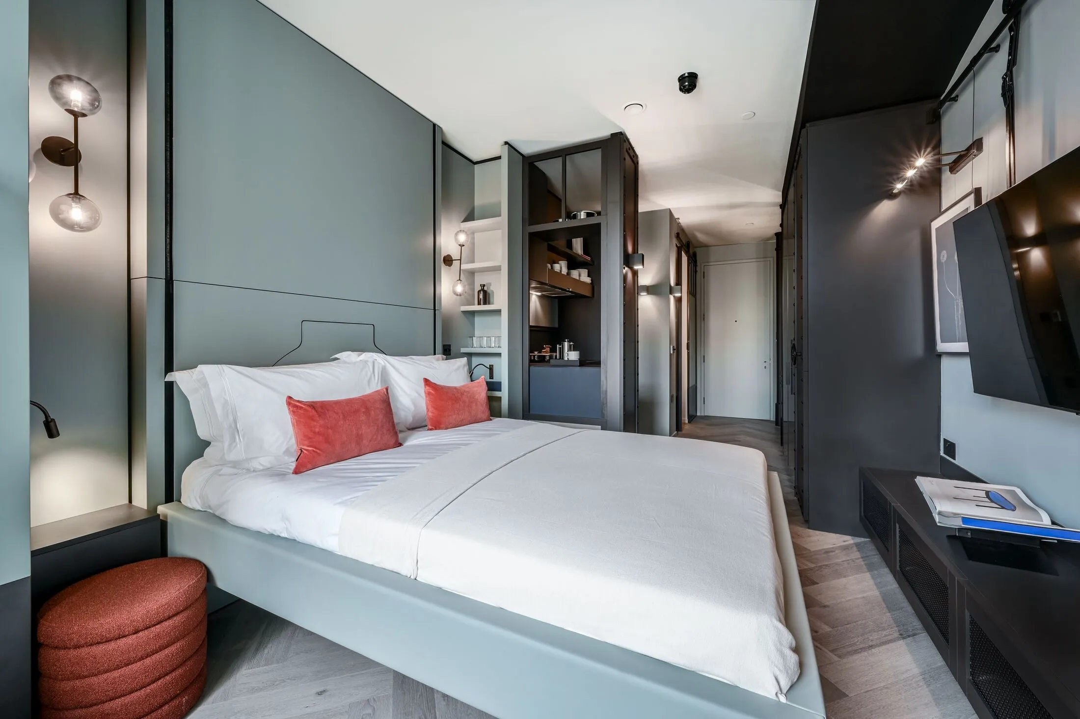 Flat Haydon Way in Greater London