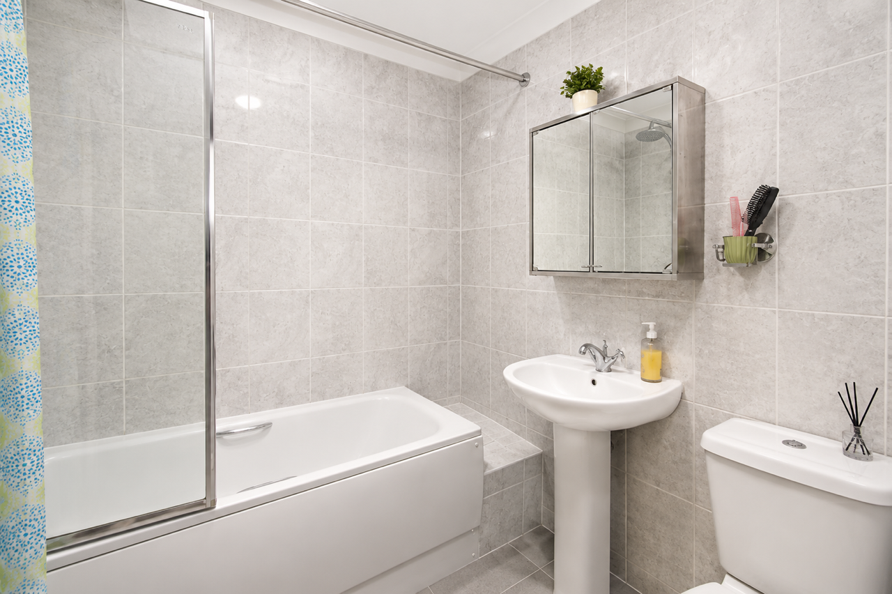 Flat Addiscombe Road in Greater London