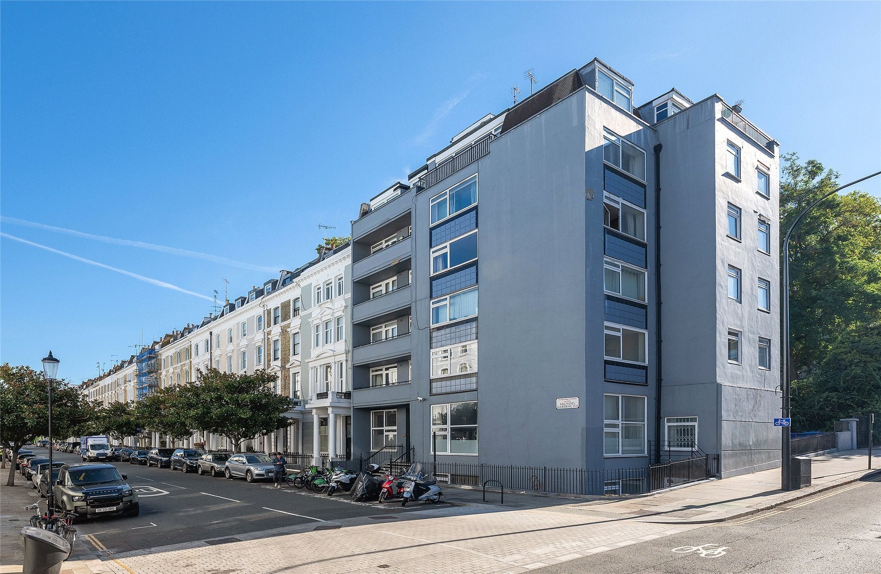 Flat Arundel Gardens in Greater London
