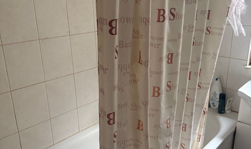 Room Lyndhurst Road in Greater London