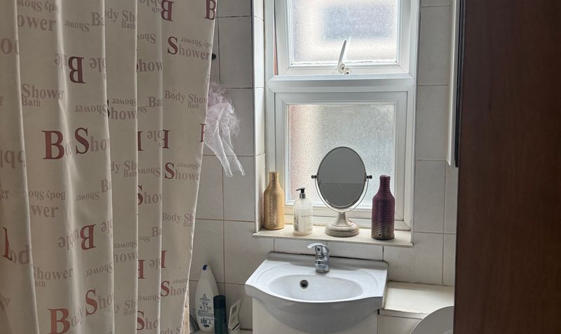 Room Lyndhurst Road in Greater London