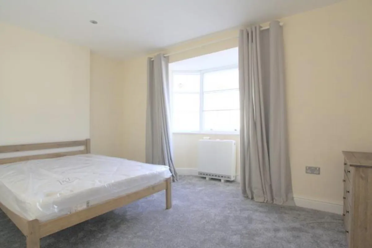 Flat Upper Richmond Road West in Greater London