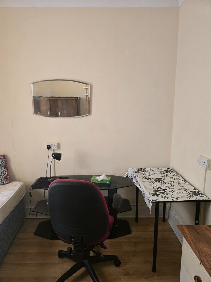Room Forty Lane in Greater London