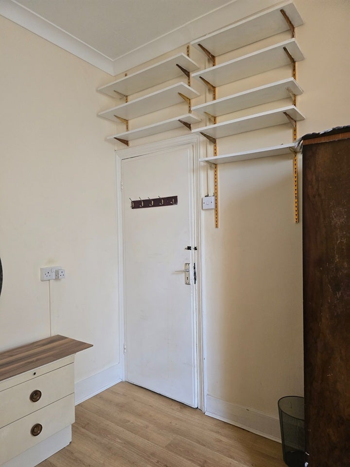 Room Forty Lane in Greater London