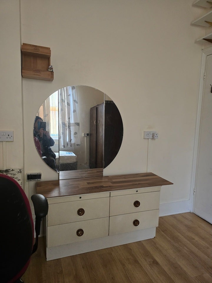 Room Forty Lane in Greater London