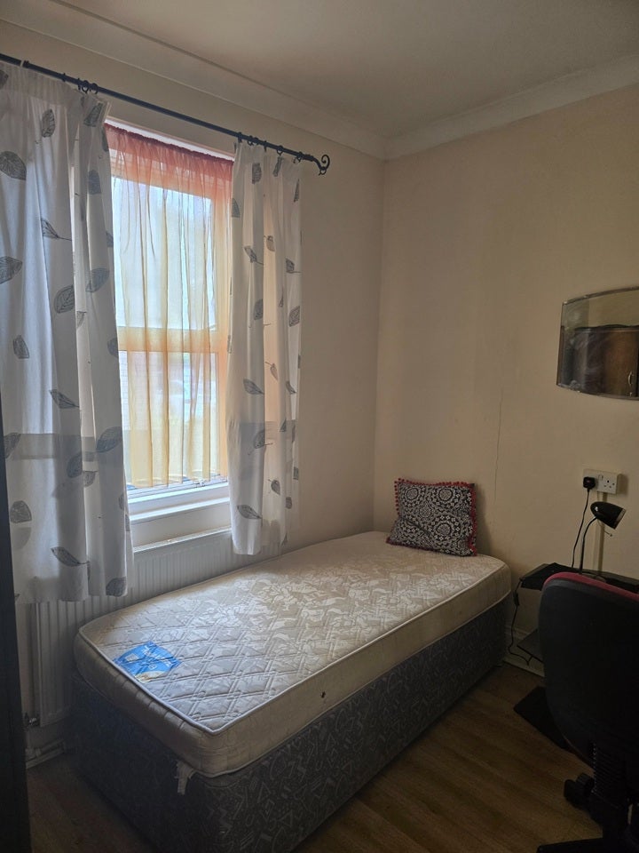 Room Forty Lane in Greater London