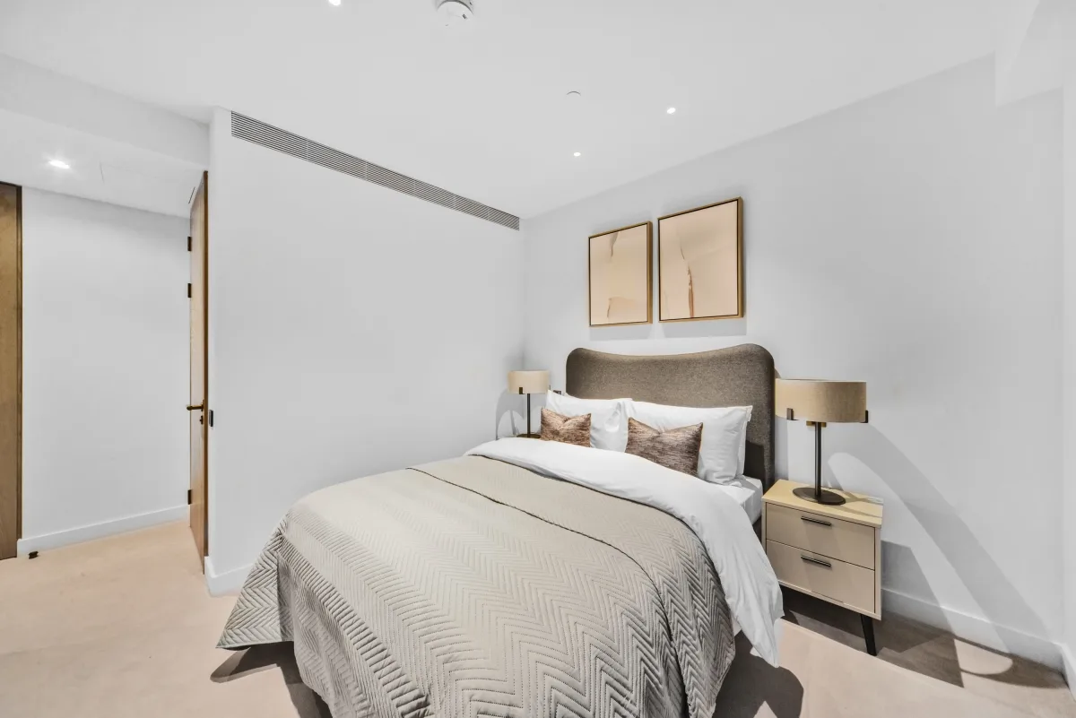 Flat Nine Elms Lane in Greater London