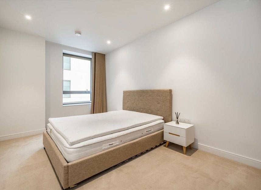 Flat Park Drive in Greater London