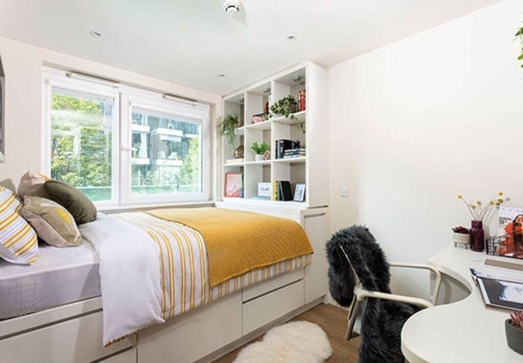 Room Bridle Mews in Greater London