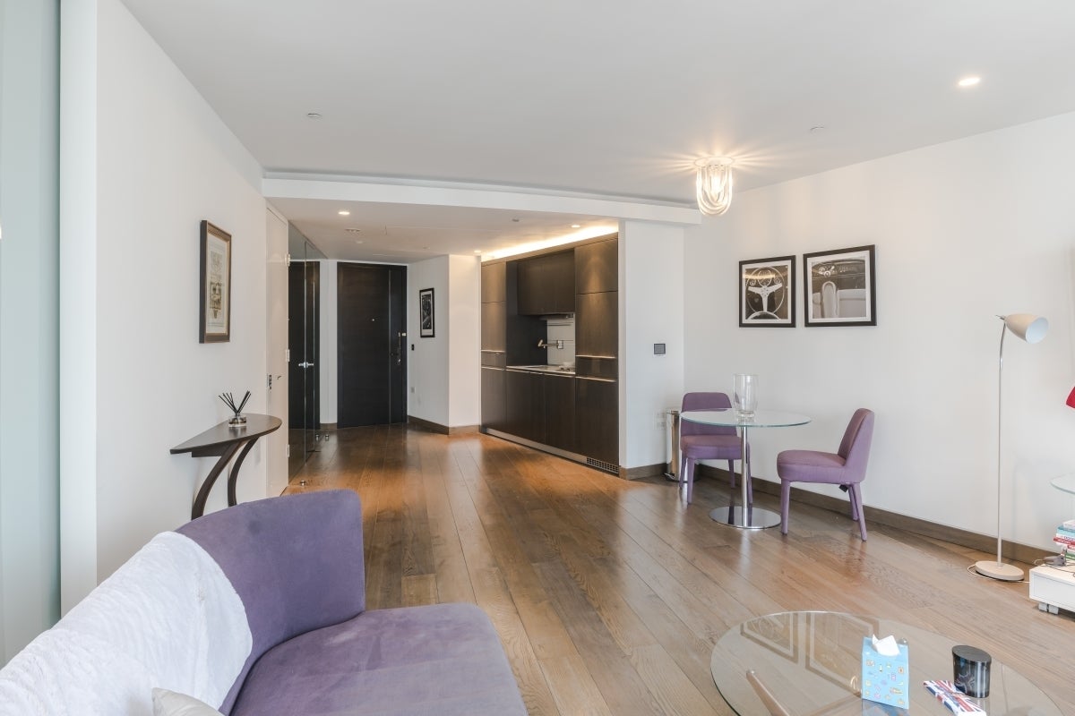 Flat Nine Elms Lane in Greater London