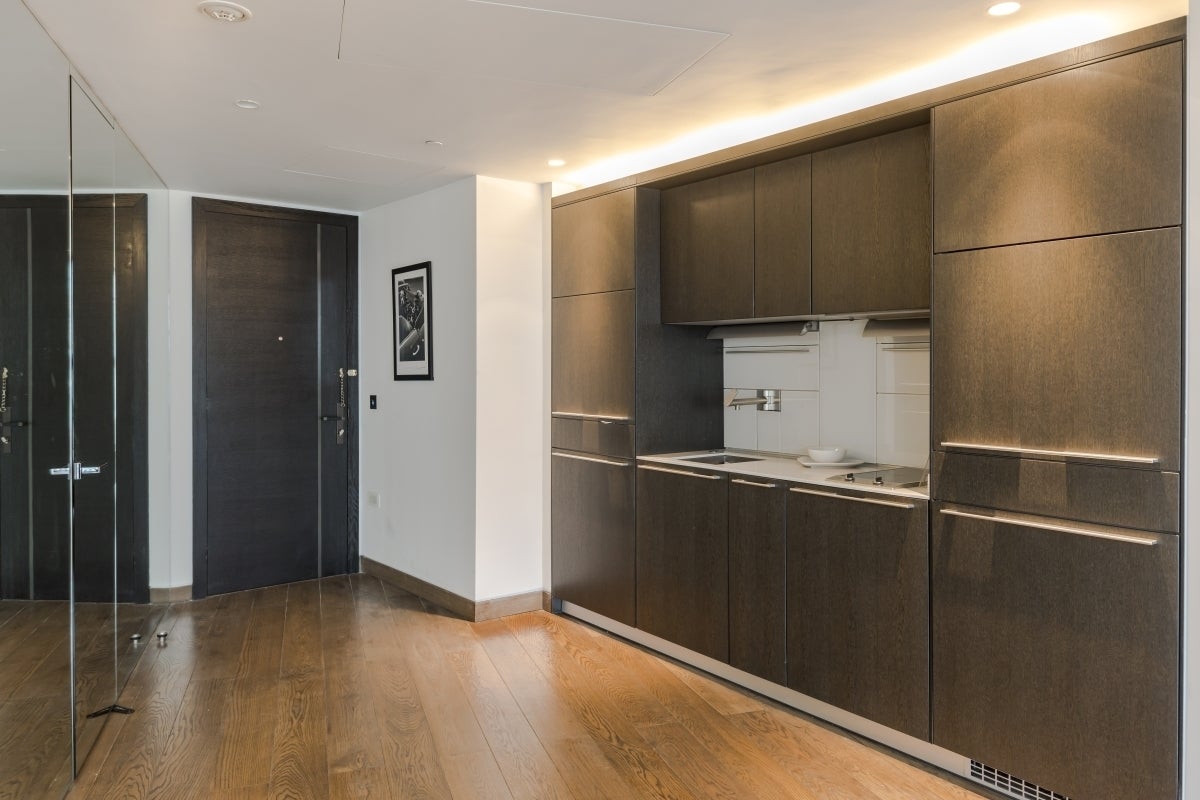Flat Nine Elms Lane in Greater London