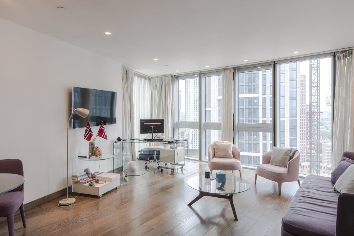 Flat Nine Elms Lane in Greater London
