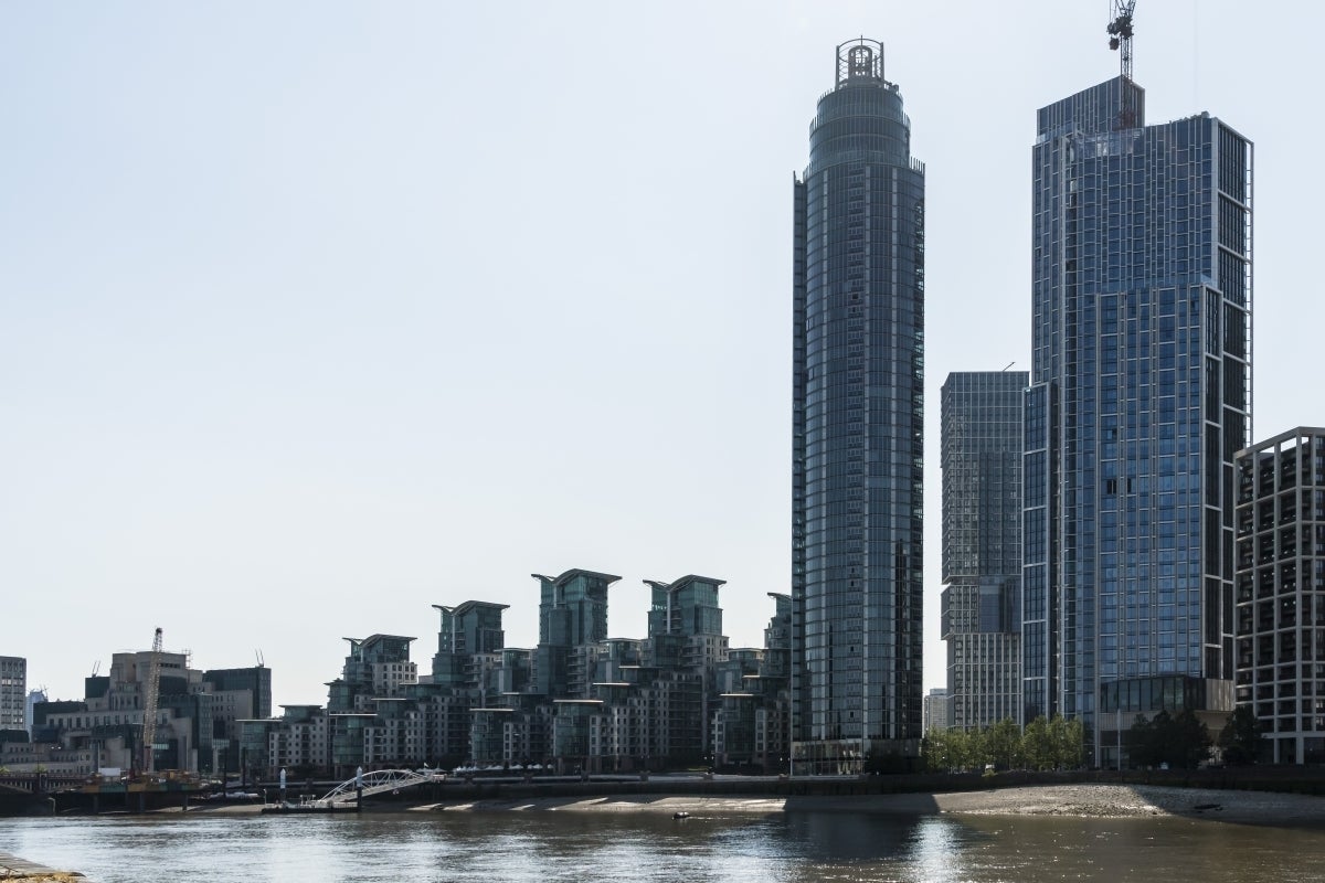 Flat Nine Elms Lane in Greater London