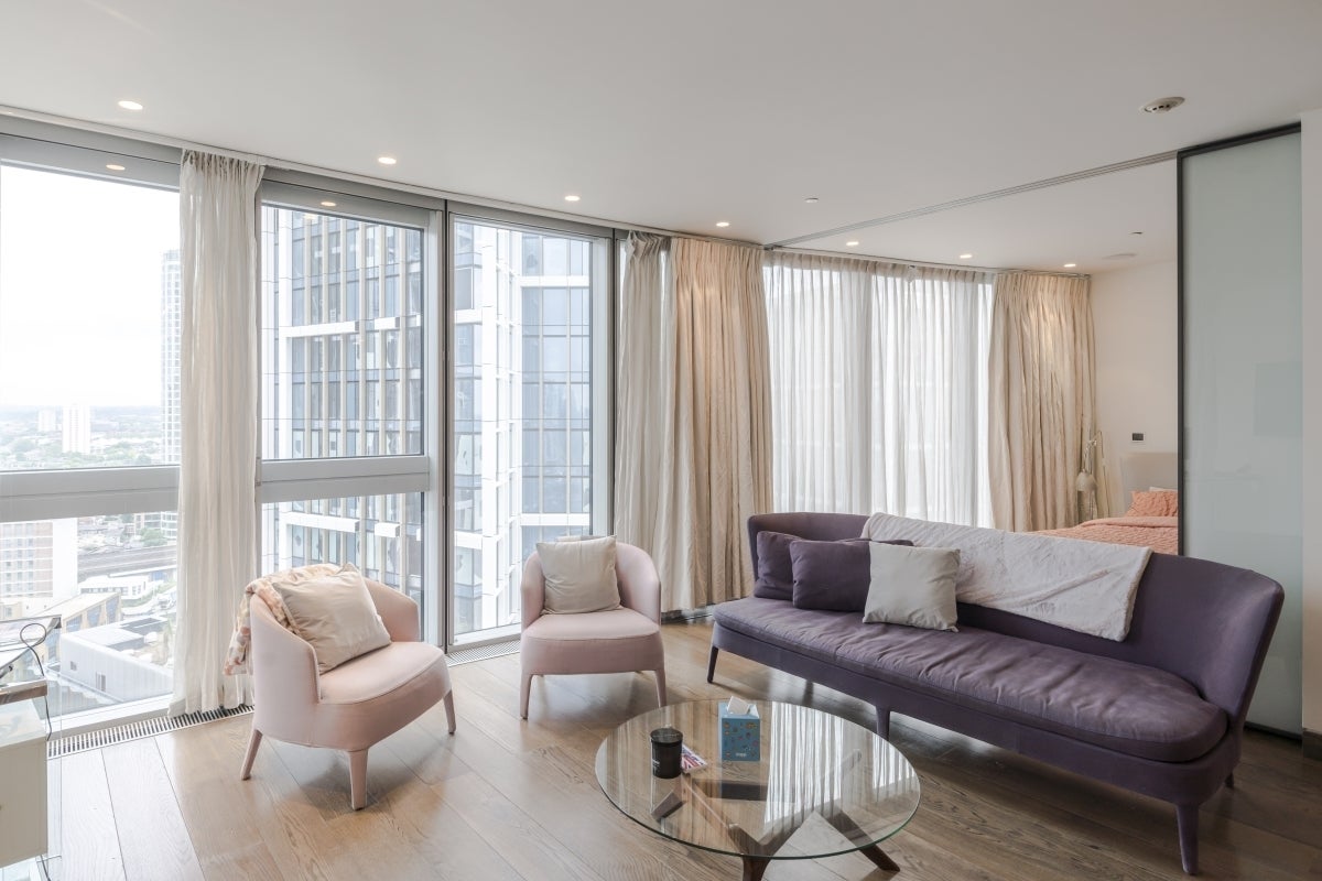 Flat Nine Elms Lane in Greater London