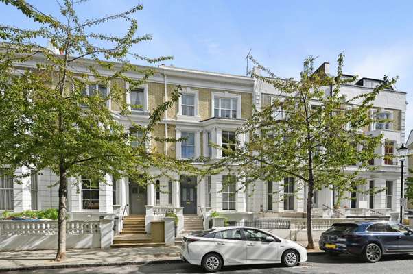 House Russell Road in Greater London