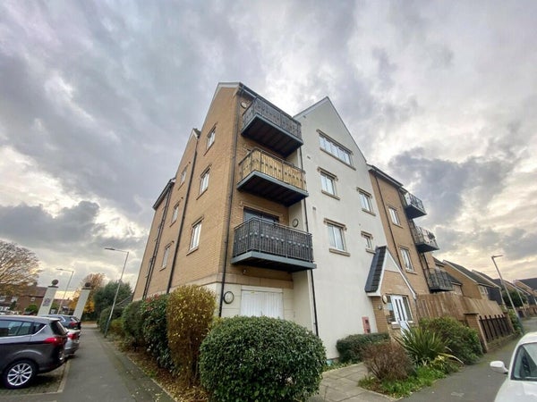 Flat Varcoe Gardens in London