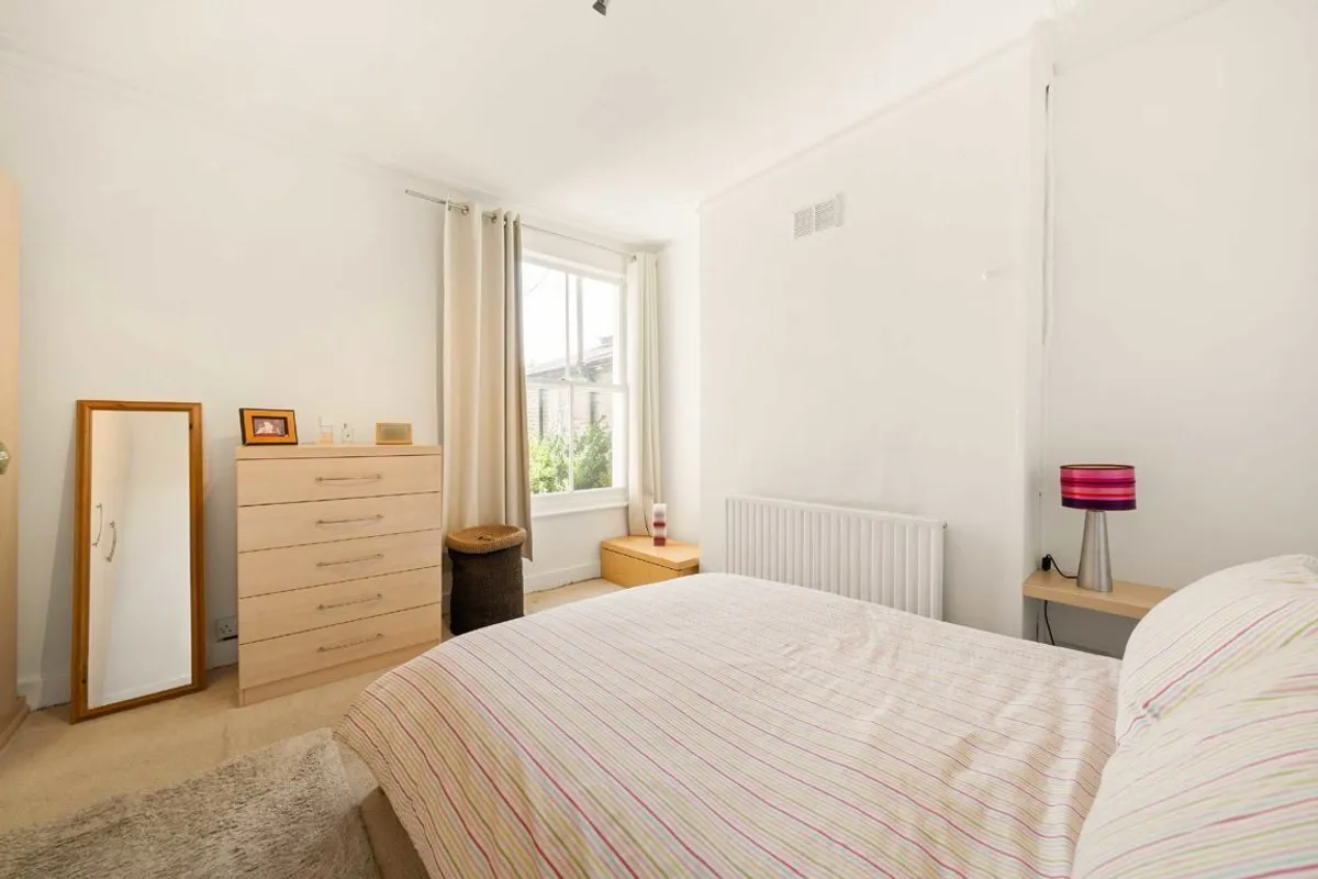 Flat Glenfield Road in Greater London