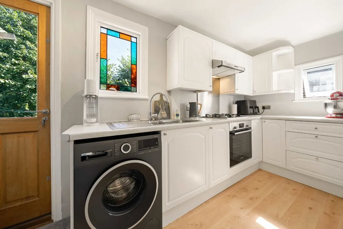 Flat Glenfield Road in Greater London