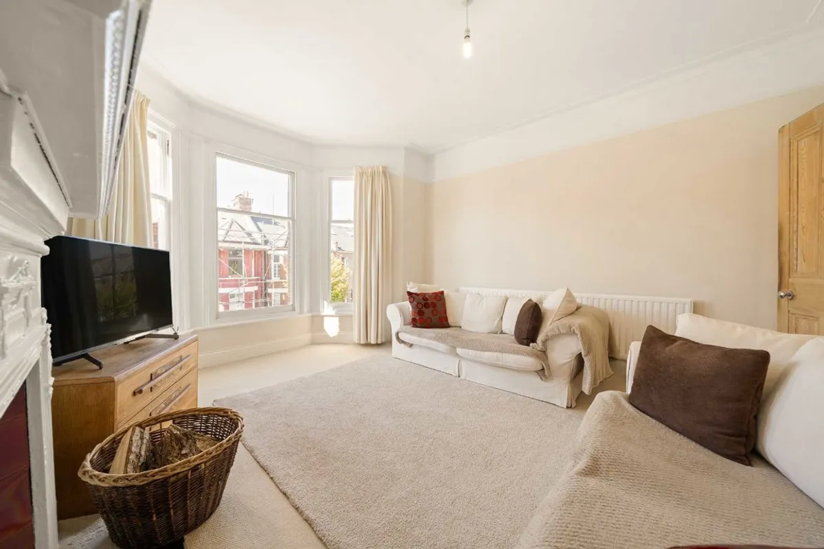Flat Glenfield Road in Greater London