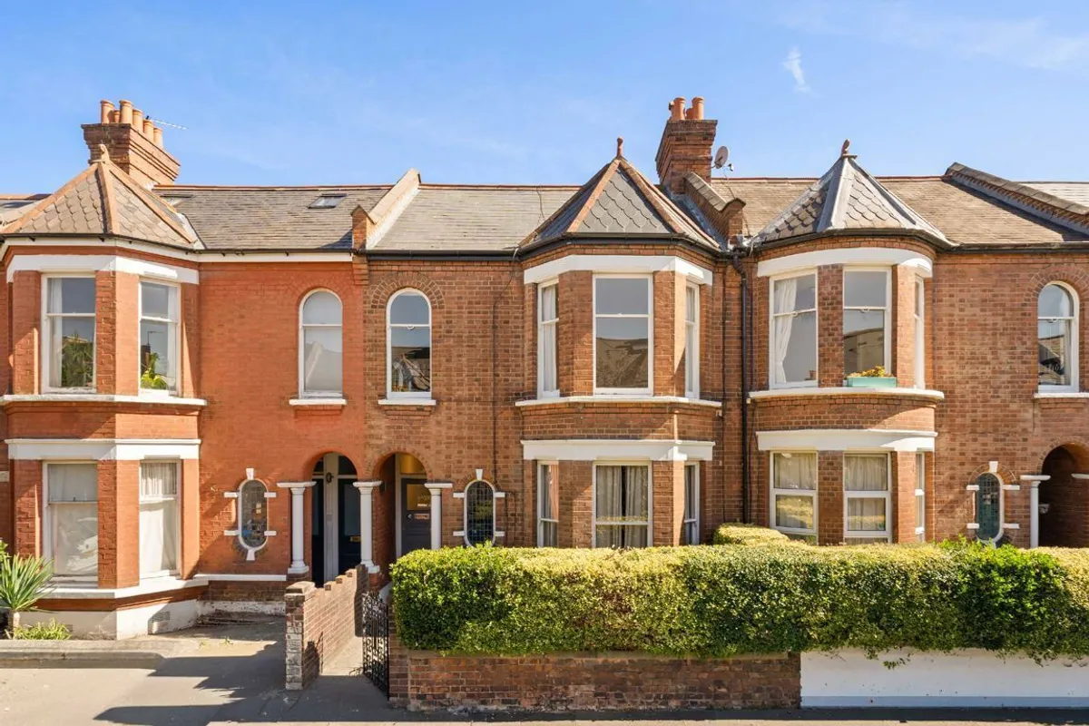 Flat Glenfield Road in Greater London