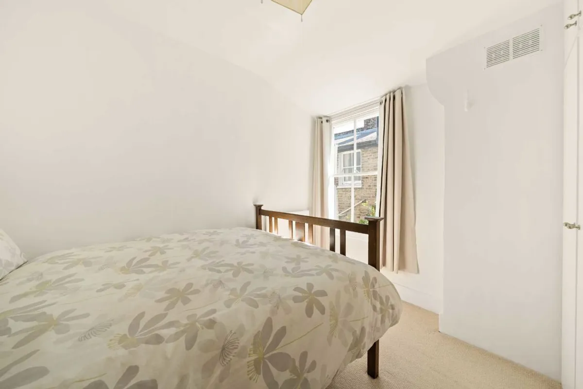 Flat Glenfield Road in Greater London