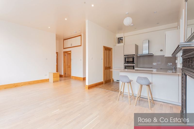 Flat Greencroft Gardens in Greater London