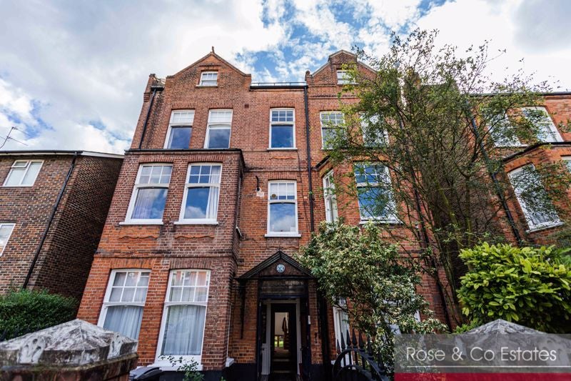 Flat Greencroft Gardens in Greater London