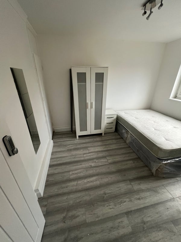 House Cephas Street in Greater London
