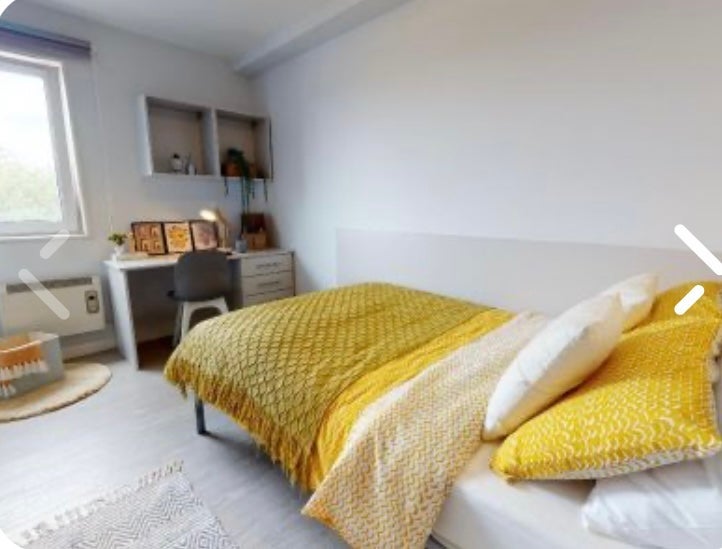 Room Hathersage Road in Manchester