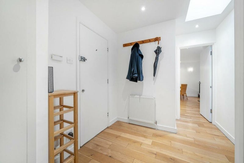 Room Brixton Road in Greater London