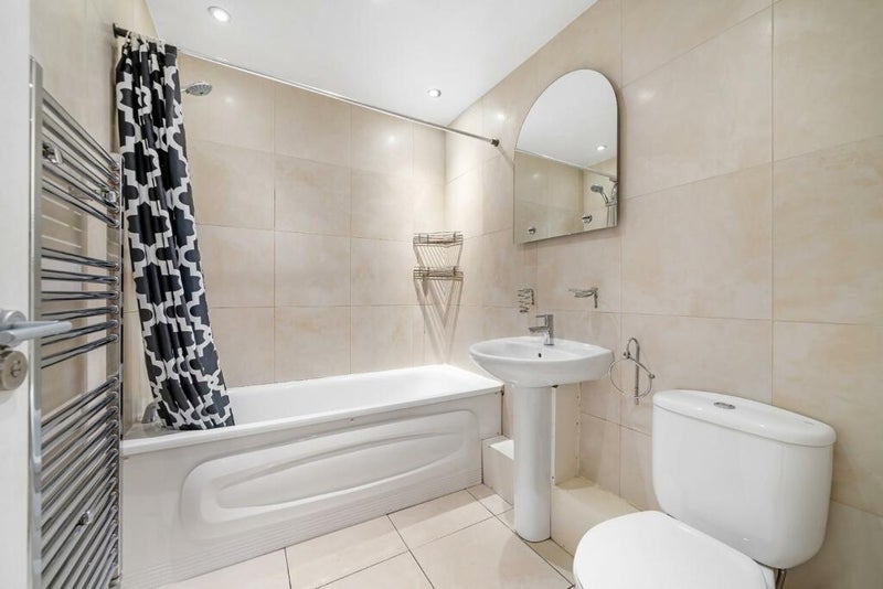 Room Brixton Road in Greater London