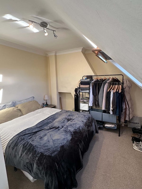Room Saint James's Drive in Greater London