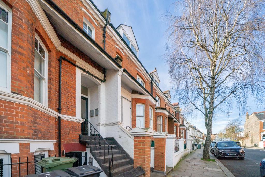 Flat Sumatra Road in Greater London