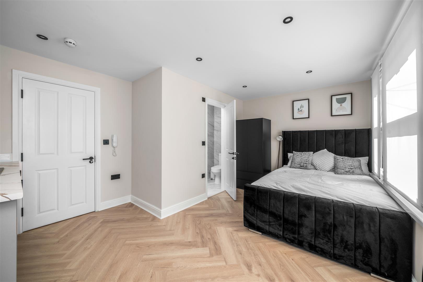 Flat Hambro Road in Greater London