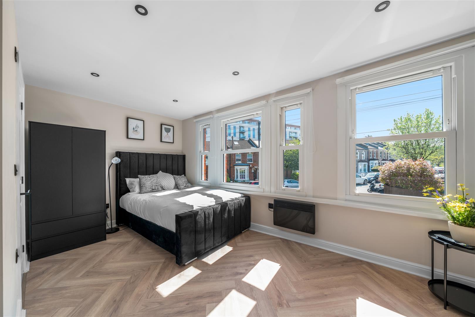 Flat Hambro Road in Greater London