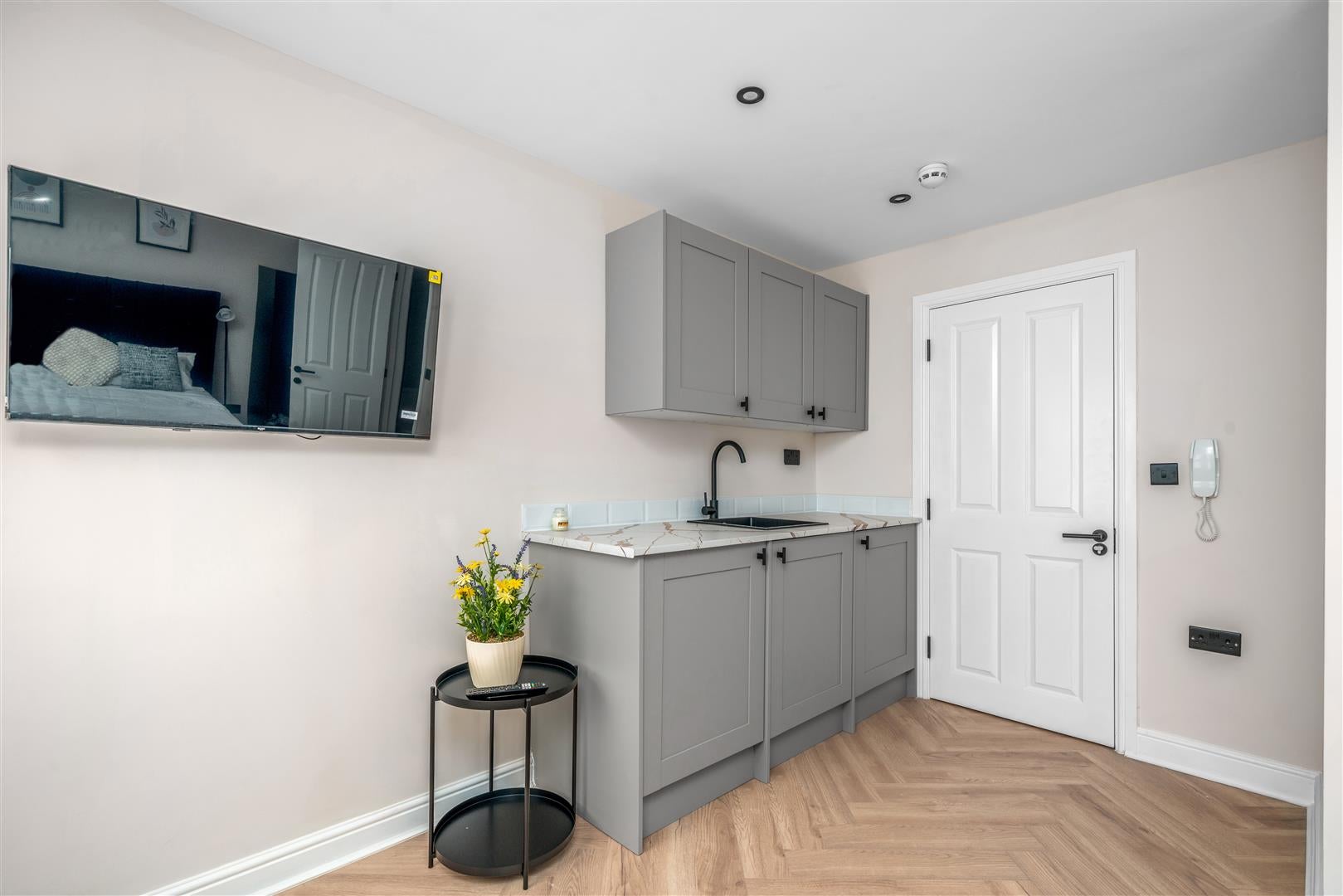 Flat Hambro Road in Greater London
