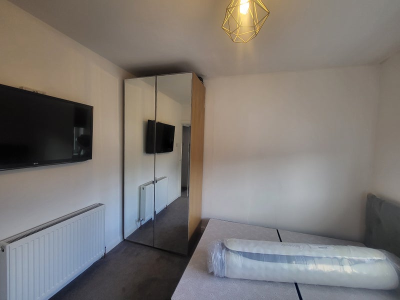 Room Eastham Avenue in Bury