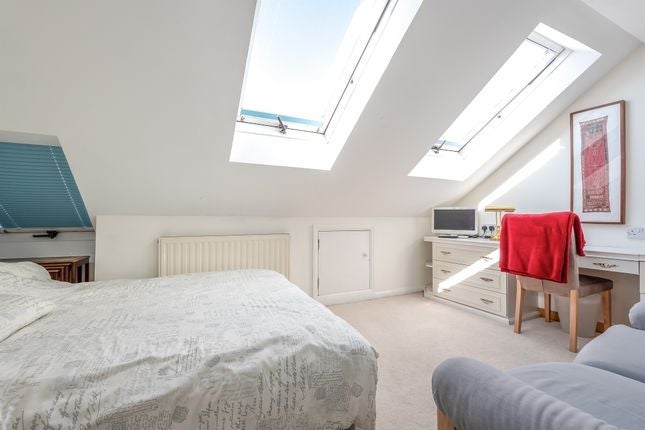 Room Ashurst Road in Greater London