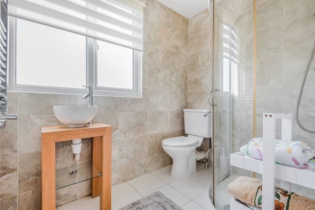 Room Ashurst Road in Greater London