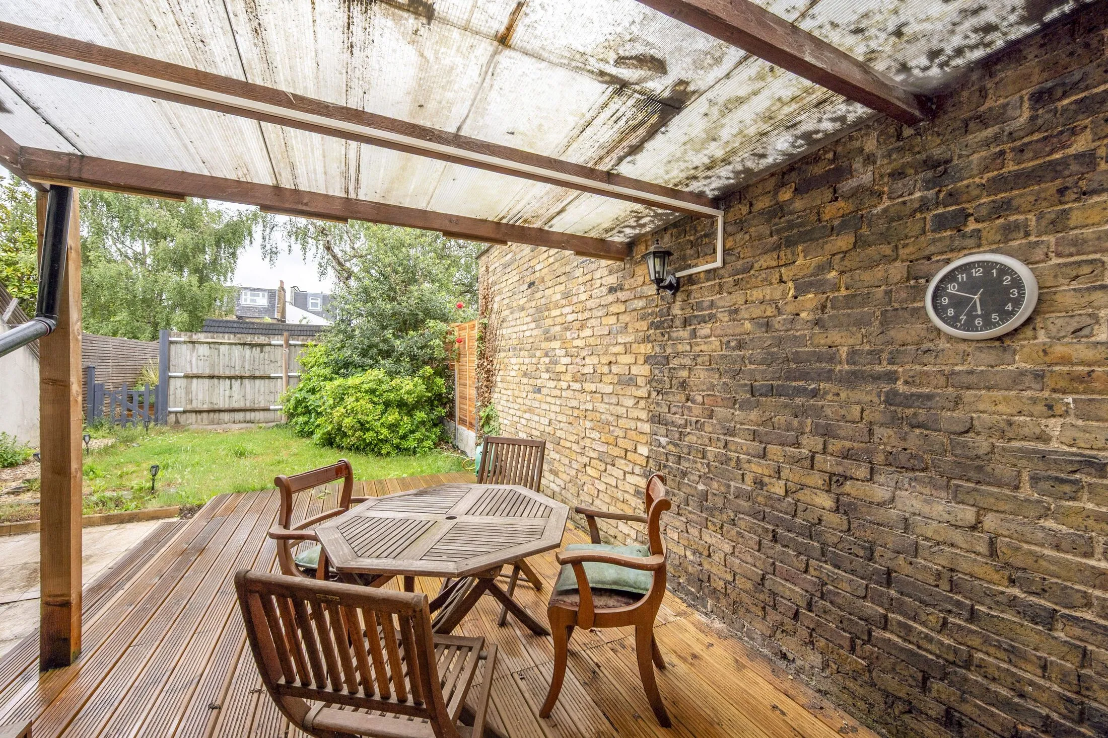 Flat Gladstone Road in Greater London