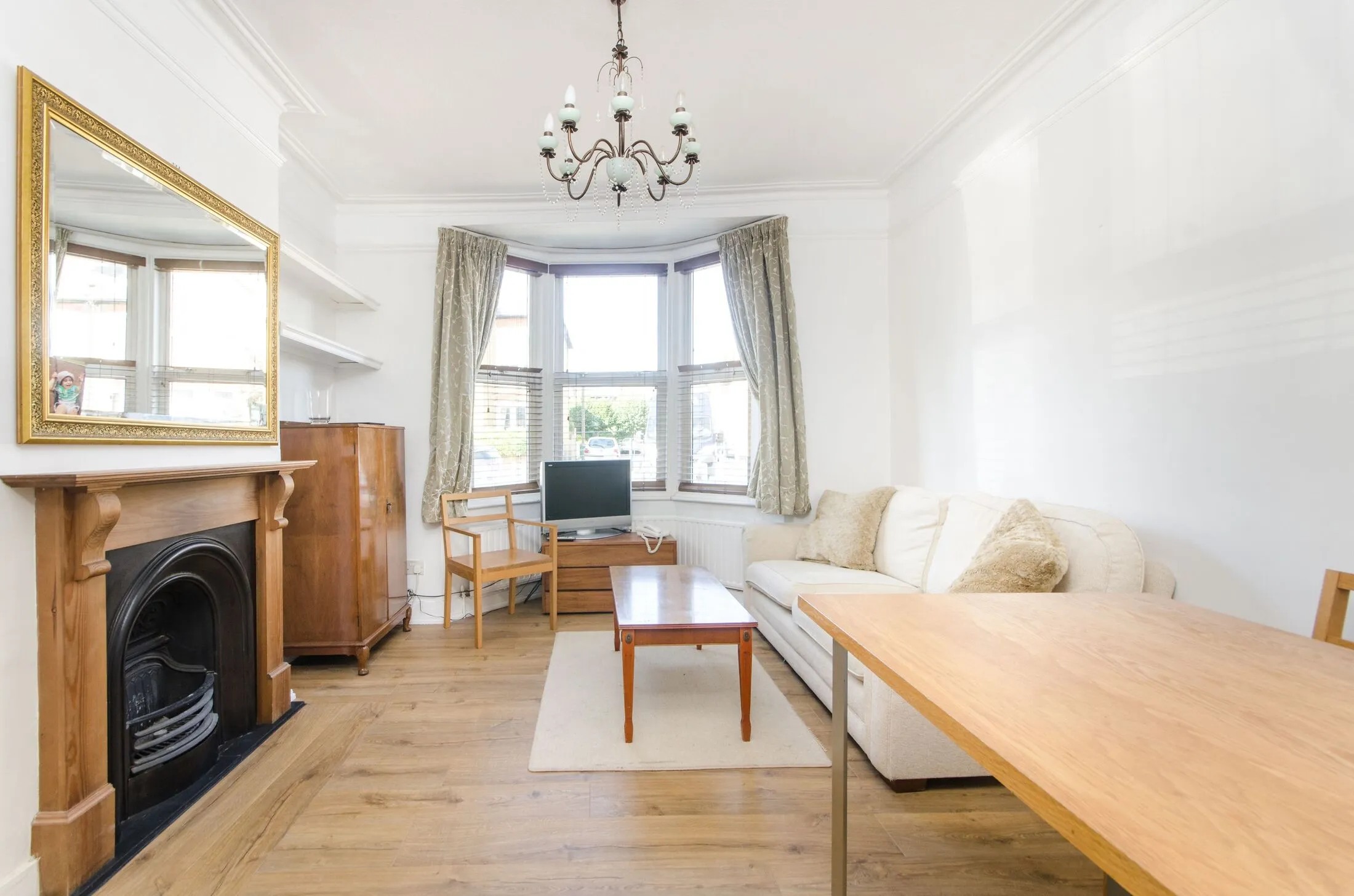 Flat Gladstone Road in Greater London