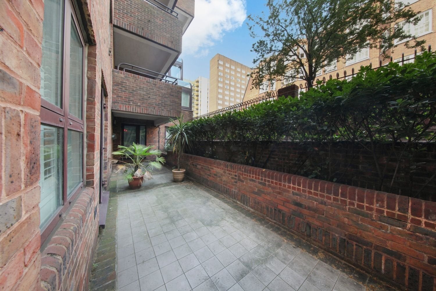 Flat Park Road in City of Westminster