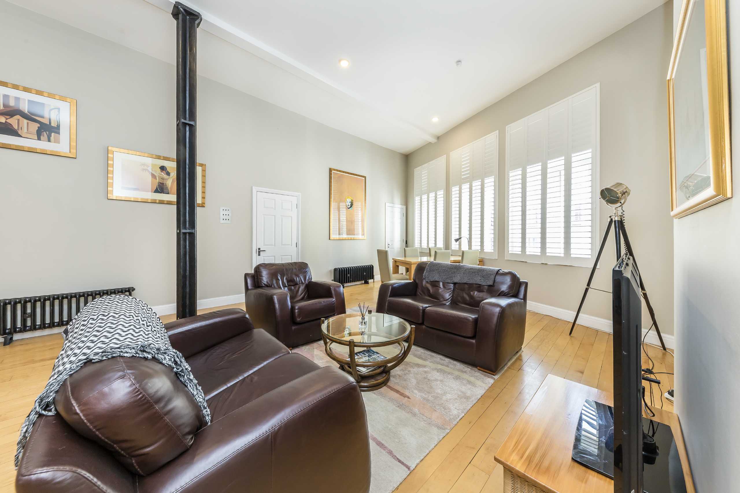 Flat Tooley Street in Greater London