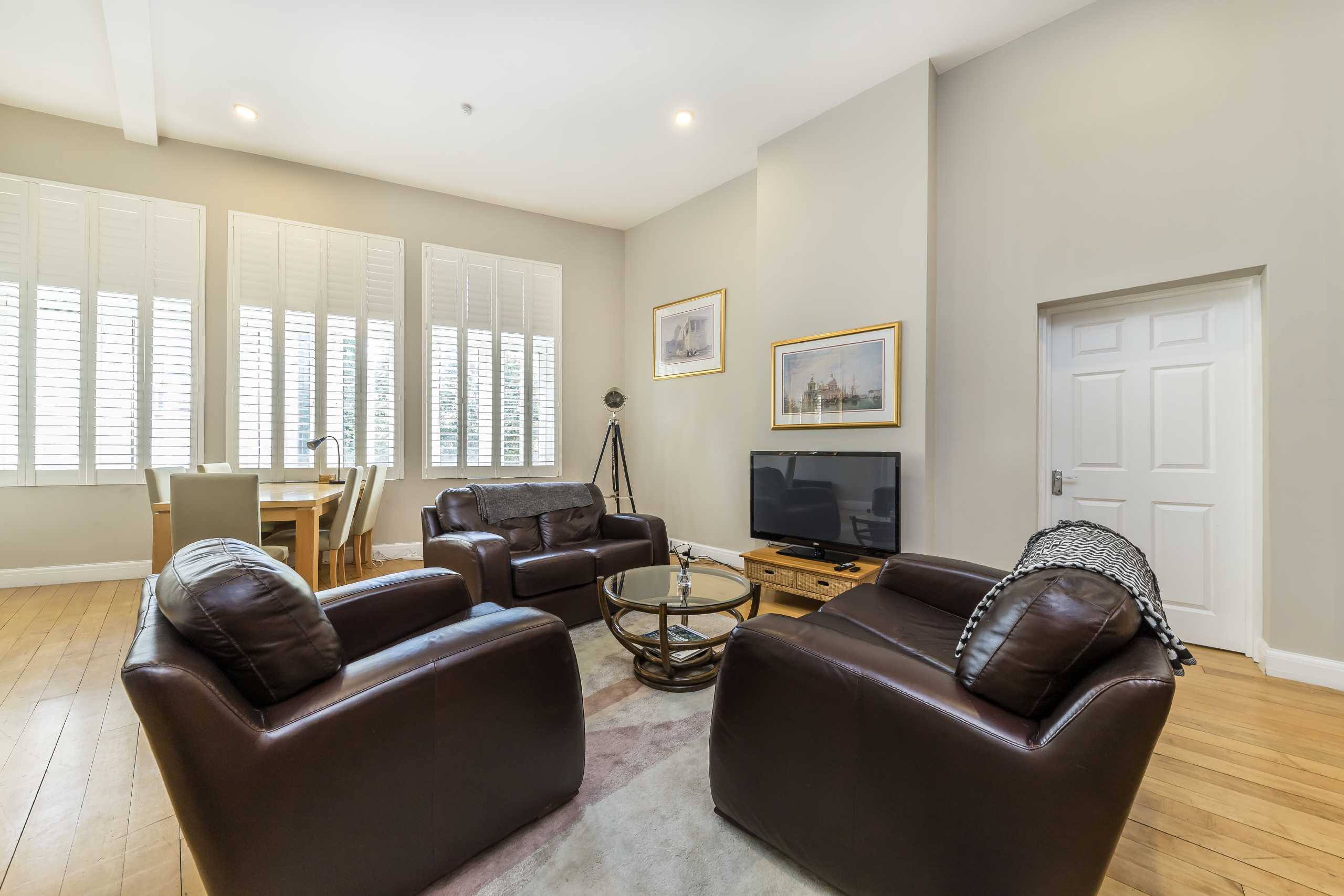 Flat Tooley Street in Greater London