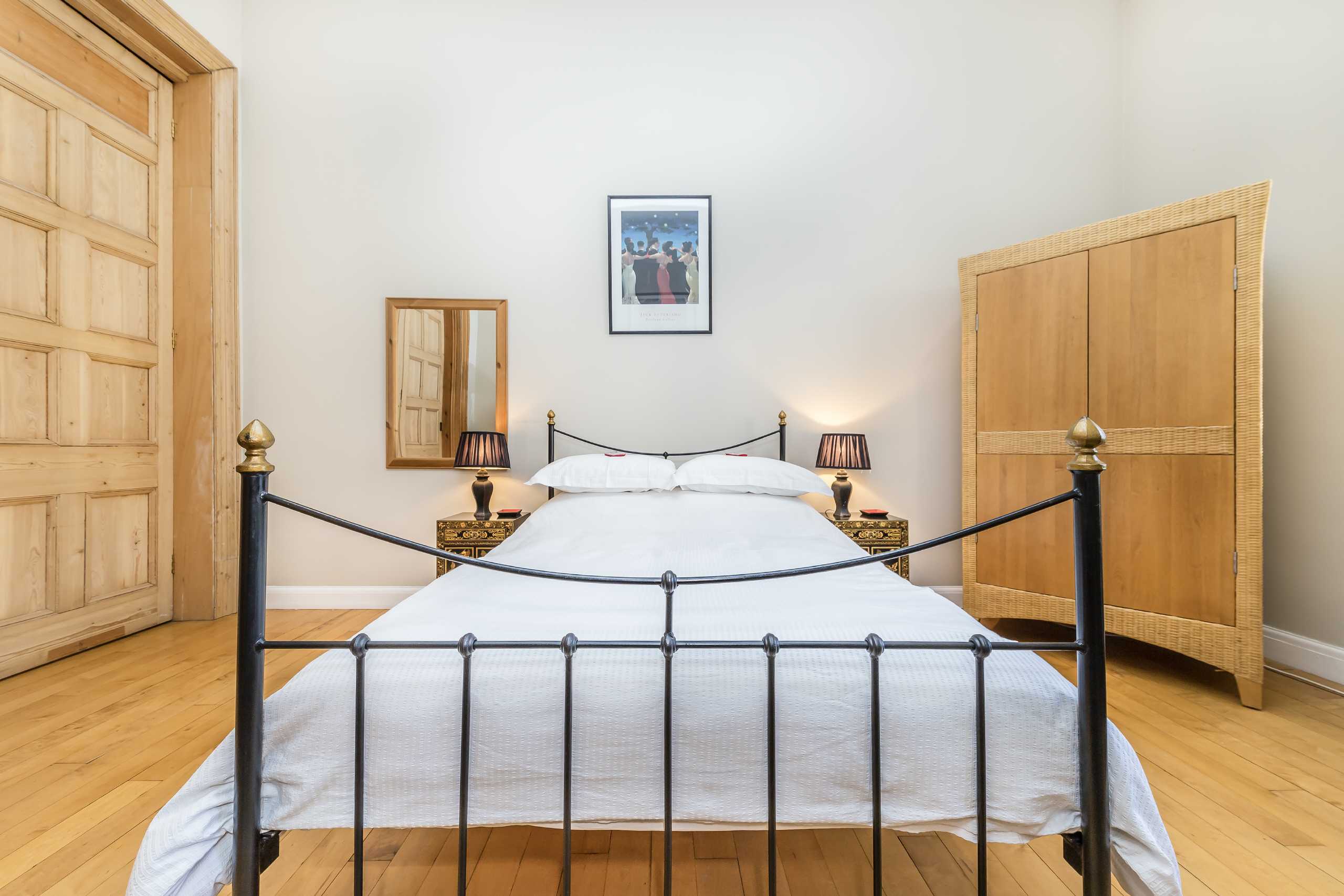 Flat Tooley Street in Greater London